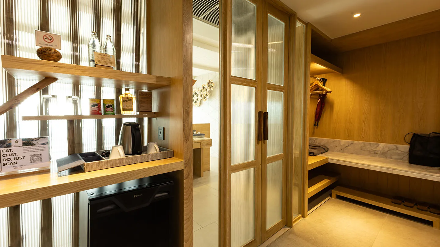 Interior room of Canna Deluxe with shelves with decorative items, and a wardrobe